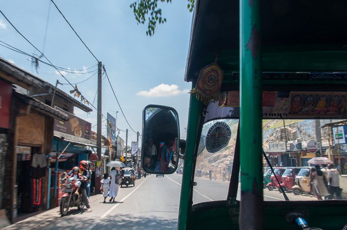 التوك توك في شوارع كاندي رحلتي الى سريلانكا 2016